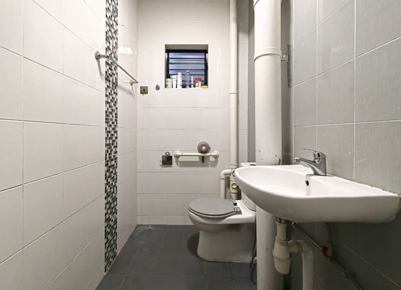 340 Bukit Batok Street 34, 340 Bukit Batok Street 34, 2 Bedrooms, 786 sqft, HDB Flat For Sale, by Ken Tan, 500184051 - Bathroom - PropertyGuru.com.sg