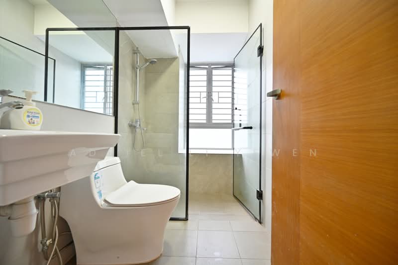 518A Tampines Central 7, 518A Tampines Central 7, 3 Bedrooms, 990 sqft, HDB Flat For Sale, by Adriel Li Yewen, 500184126 - Bathroom - PropertyGuru.com.sg