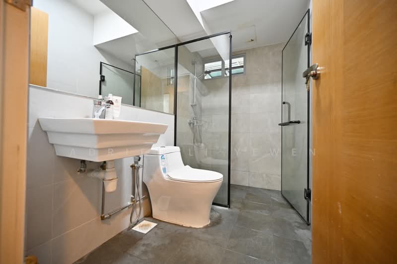 518A Tampines Central 7, 518A Tampines Central 7, 3 Bedrooms, 990 sqft, HDB Flat For Sale, by Adriel Li Yewen, 500184126 - Bathroom - PropertyGuru.com.sg