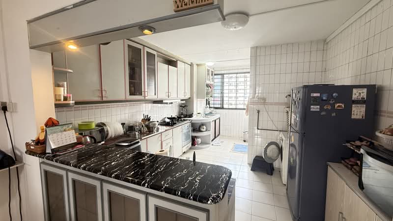 721 Jurong West Avenue 5, 721 Jurong West Avenue 5, 3 Bedrooms, 1,302 sqft, HDB Flat For Sale, by Sk Mani, 500184134 - Kitchen - PropertyGuru.com.sg