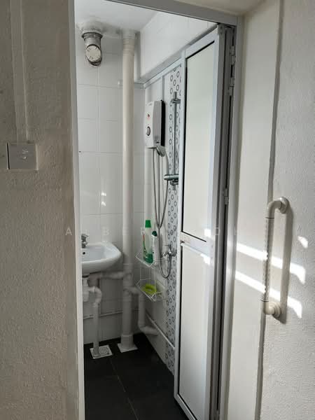 419 Bedok North Street 1, 419 Bedok North Street 1, Room Rental, 110 sqft, HDB Flat For Rent, by Albert Koh, 500184136 - Bathroom - PropertyGuru.com.sg