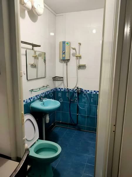 104 Bishan Street 12, 104 Bishan Street 12, 3 Bedrooms, 904 sqft, HDB Flat For Rent, by Florence Zheng Zhen, 500184160 - Bathroom - PropertyGuru.com.sg