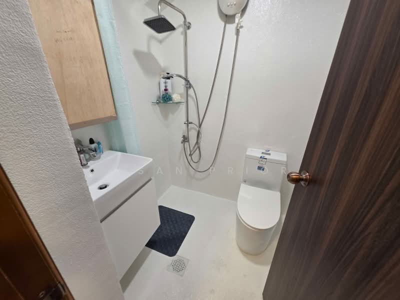 Fresh 3+1 Bed 4 Bath Geylang For Families Covered Parking, Geylang Road Conservation House, 3 Bedrooms, 2,750 sqft, Conservation House For Rent, by Susan Prior, 500184166 - Bathroom - PropertyGuru.com.sg