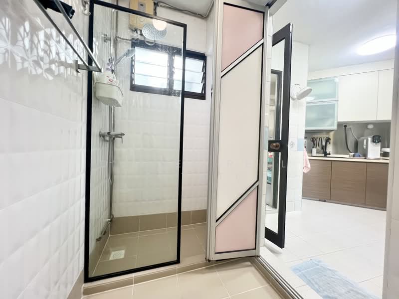 656C Jurong West Street 61, 656C Jurong West Street 61, 4 Bedrooms, 1,421 sqft, HDB Flat For Sale, by DOEVEN REAL ESTATE, 500184194 - Bathroom - PropertyGuru.com.sg