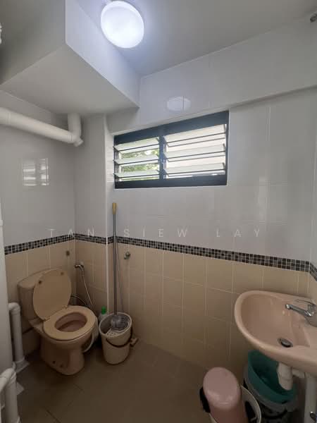 58 Dakota Crescent, 58 Dakota Crescent, 3 Bedrooms, 1,097 sqft, HDB Flat For Rent, by Tan Siew Lay, 500184201 - Bathroom - PropertyGuru.com.sg