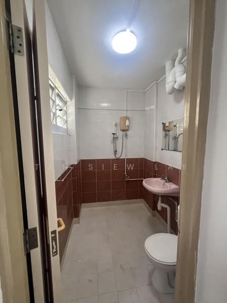 58 Dakota Crescent, 58 Dakota Crescent, 3 Bedrooms, 1,097 sqft, HDB Flat For Rent, by Tan Siew Lay, 500184201 - Bathroom - PropertyGuru.com.sg