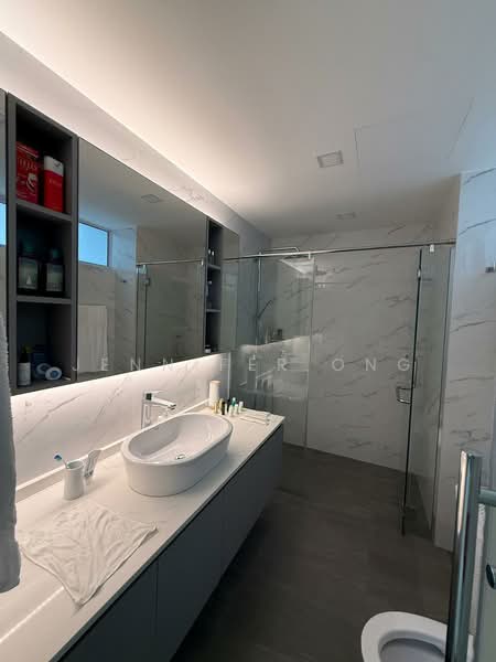 Lakepoint Condo, 10 Lakepoint Drive, 3 Bedrooms, 1,910 sqft, Condominium For Sale, by Jennifer Ong, 500184257 - Bathroom - PropertyGuru.com.sg