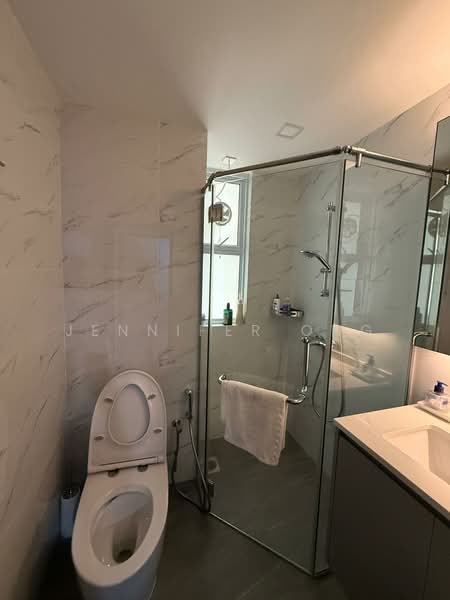 Lakepoint Condo, 10 Lakepoint Drive, 3 Bedrooms, 1,910 sqft, Condominium For Sale, by Jennifer Ong, 500184257 - Bathroom - PropertyGuru.com.sg
