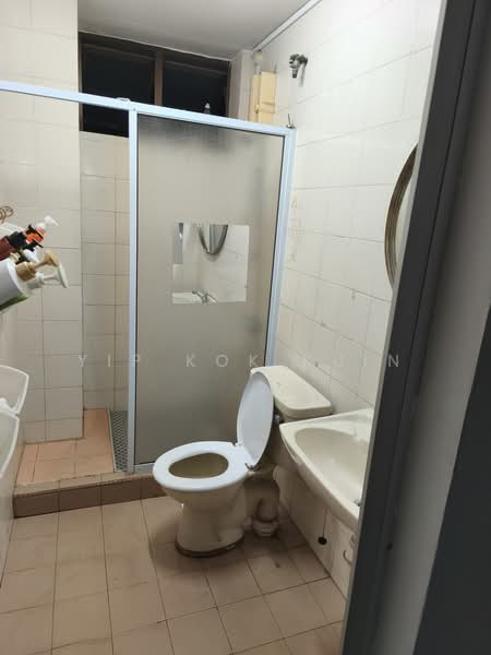 Wu De Building, 6A Beatty Road, Room Rental, 100 sqft, Apartment For Rent, by Yip Kok Kuin, 500184385 - Bathroom 3 - PropertyGuru.com.sg