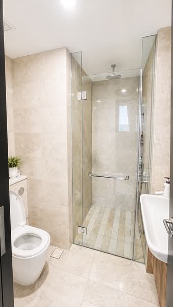 Pullman Residences, 18 Dunearn Road, 2 Bedrooms, 667 sqft, Condominium For Rent, by Agnes Ang, 500184405 - Common Bathroom - PropertyGuru.com.sg