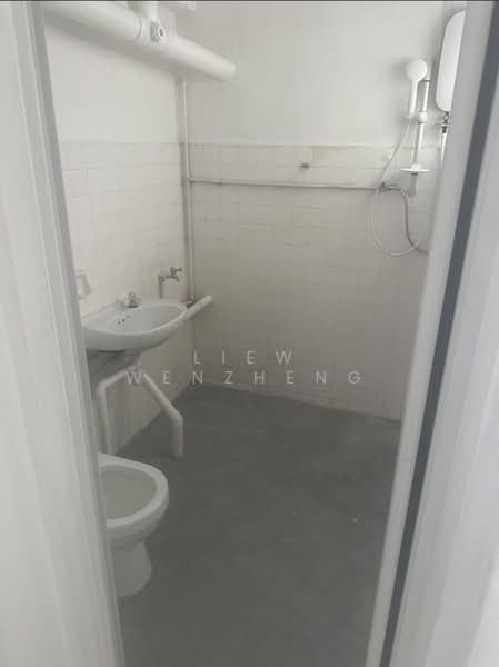 504 Jurong West Street 51, 504 Jurong West Street 51, 2 Bedrooms, 700 sqft, HDB Flat For Rent, by Liew Wenzheng, 500184436 - Bathroom - PropertyGuru.com.sg
