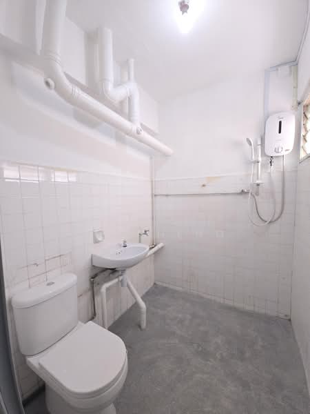 504 Jurong West Street 51, 504 Jurong West Street 51, 2 Bedrooms, 700 sqft, HDB Flat For Rent, by Liew Wenzheng, 500184436 - Bathroom - PropertyGuru.com.sg
