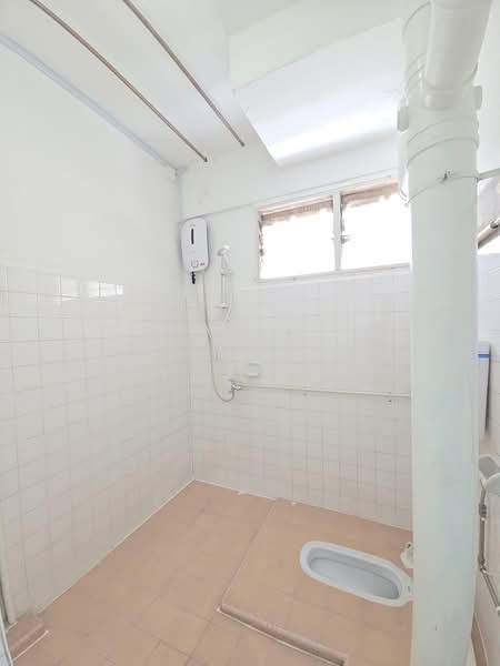 504 Jurong West Street 51, 504 Jurong West Street 51, 2 Bedrooms, 700 sqft, HDB Flat For Rent, by Liew Wenzheng, 500184436 - Bathroom - PropertyGuru.com.sg