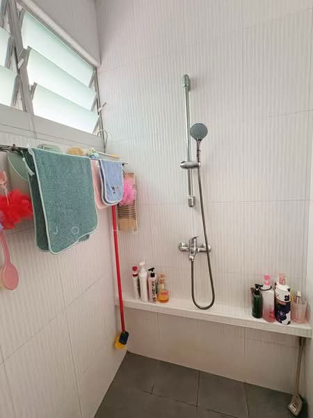 266 Tampines Street 21, 266 Tampines Street 21, 3 Bedrooms, 1,109 sqft, HDB Flat For Sale, by Joshua Tech, 500184459 - Bathroom - PropertyGuru.com.sg