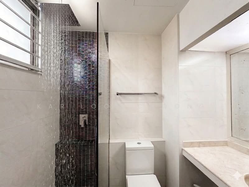 Avila Gardens, 11 Flora Road, 3 Bedrooms, 1,303 sqft, Condominium For Rent, by Kar Loon Choong, 500184461 - Master Bathroom - PropertyGuru.com.sg