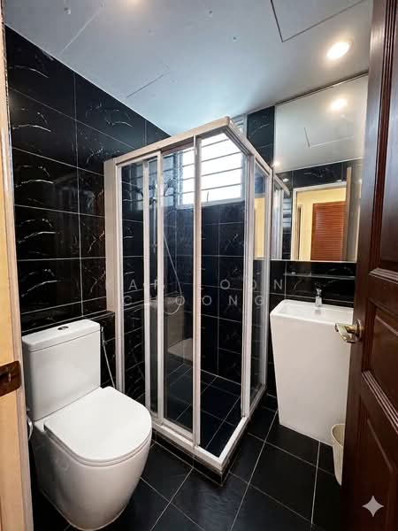 Avila Gardens, 11 Flora Road, 3 Bedrooms, 1,303 sqft, Condominium For Rent, by Kar Loon Choong, 500184461 - Common Bathroom - PropertyGuru.com.sg