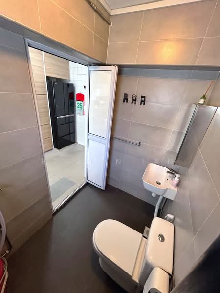 249 Compassvale Road, 249 Compassvale Road, 3 Bedrooms, 914 sqft, HDB Flat For Rent, by Ee Kian Tan, 500184470 - Common Bathroom - PropertyGuru.com.sg