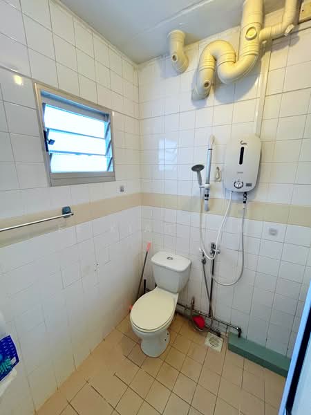 249 Compassvale Road, 249 Compassvale Road, 3 Bedrooms, 914 sqft, HDB Flat For Rent, by Ee Kian Tan, 500184470 - Master Bathroom - PropertyGuru.com.sg