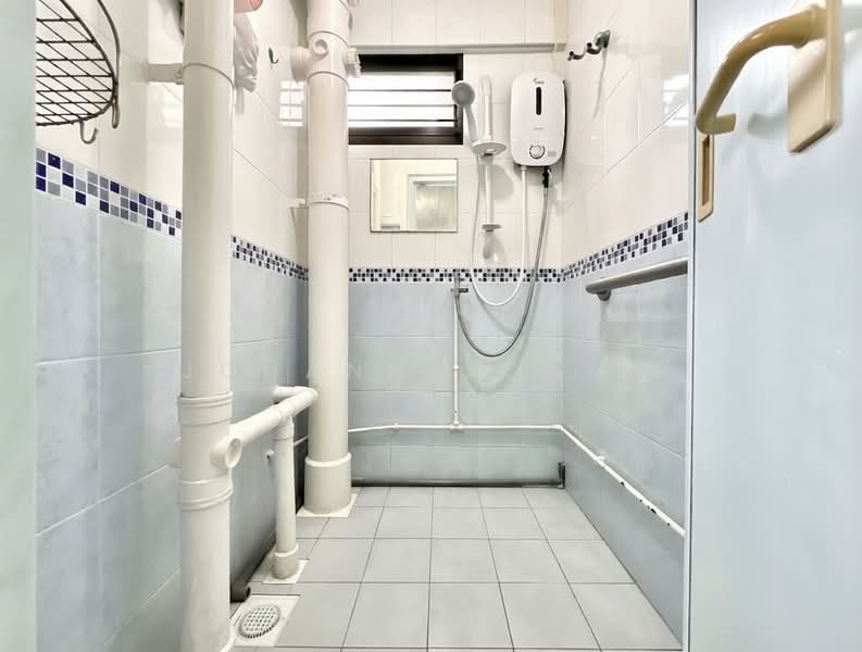 226 Lorong 8 Toa Payoh, 226 Lorong 8 Toa Payoh, 3 Bedrooms, 883 sqft, HDB Flat For Sale, by Johanna Chow, 500184486 - Bathroom - PropertyGuru.com.sg