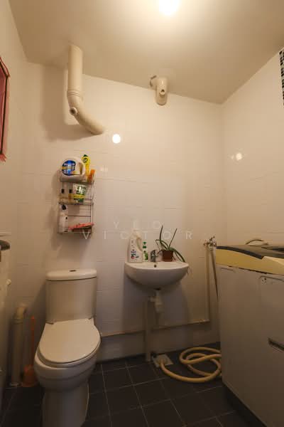 917 Jurong West Street 91, 917 Jurong West Street 91, 2 Bedrooms, 785 sqft, HDB Flat For Sale, by Yeo Victor, 500184488 - Bathroom - PropertyGuru.com.sg