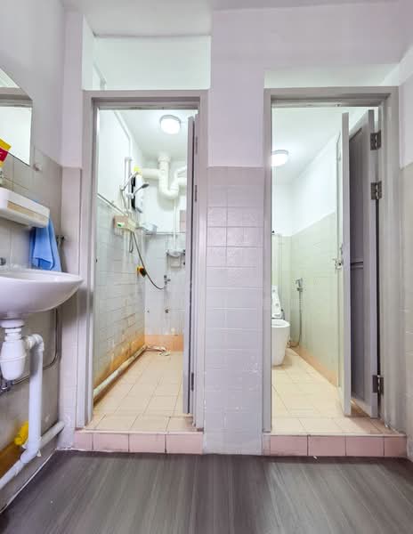 208 Toa Payoh North, 208 Toa Payoh North, 3 Bedrooms, 872 sqft, HDB Flat For Sale, by Marcella Yong 杨惠晴, 500184507 - Bathroom - PropertyGuru.com.sg