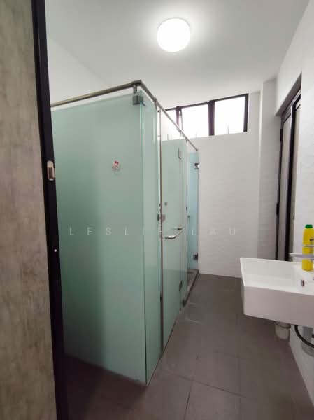 Kilat Court, 17 Lorong Kilat, 6 Bedrooms, 2,110 sqft, Apartment For Sale, by Leslie Lau, 500184510 - Jack & Jill Bath - PropertyGuru.com.sg