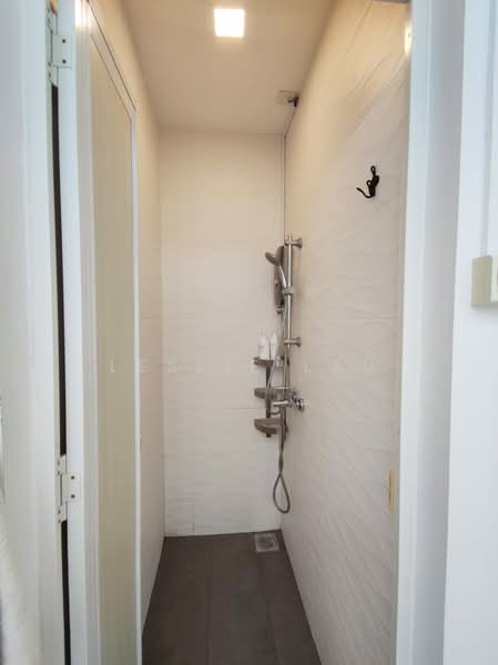 Kilat Court, 17 Lorong Kilat, 6 Bedrooms, 2,110 sqft, Apartment For Sale, by Leslie Lau, 500184510 - Common Bath - PropertyGuru.com.sg