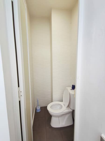 Kilat Court, 17 Lorong Kilat, 6 Bedrooms, 2,110 sqft, Apartment For Sale, by Leslie Lau, 500184510 - Common WC - PropertyGuru.com.sg