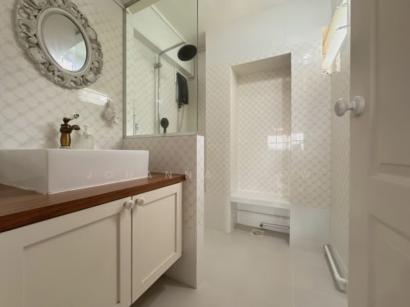 44 Bedok South Road, 44 Bedok South Road, 2 Bedrooms, 904 sqft, HDB Flat For Sale, by Johanna Chow, 500184512 - Bathroom - PropertyGuru.com.sg