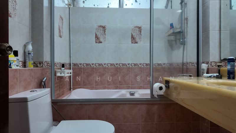 Clementi Park, 127 Sunset Way, 2 Bedrooms, 1,163 sqft, Condominium For Rent, by Tan Hui Shan, 500184517 - Bathroom - PropertyGuru.com.sg