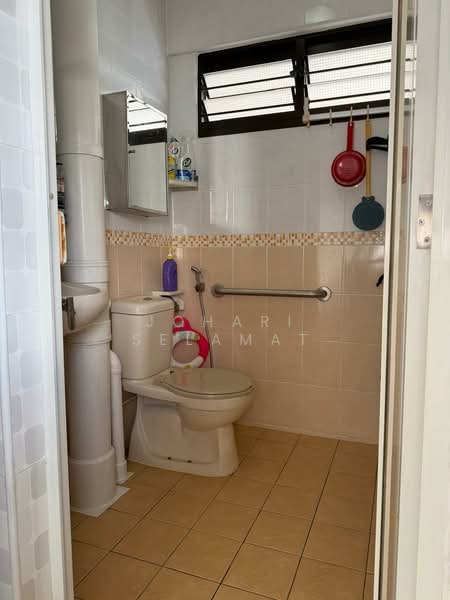 22 Marsiling Drive, 22 Marsiling Drive, 2 Bedrooms, 882 sqft, HDB Flat For Sale, by Johari Selamat, 500184565 - Bathroom - PropertyGuru.com.sg