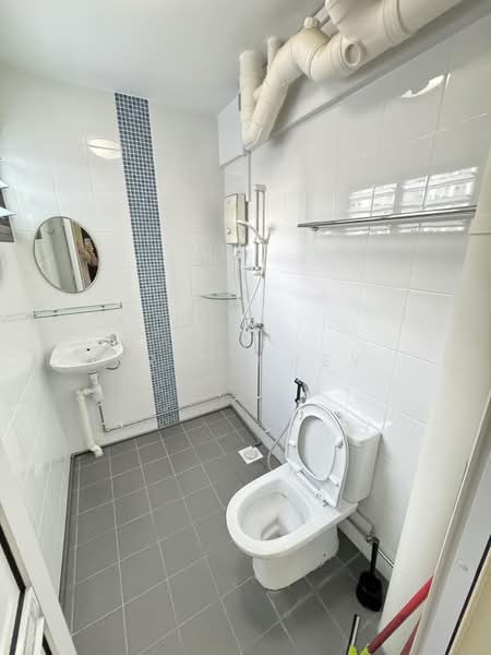 146 Serangoon North Avenue 1, 146 Serangoon North Avenue 1, 3 Bedrooms, 904 sqft, HDB Flat For Rent, by Eric Chey, 500184568 - Bathroom - PropertyGuru.com.sg