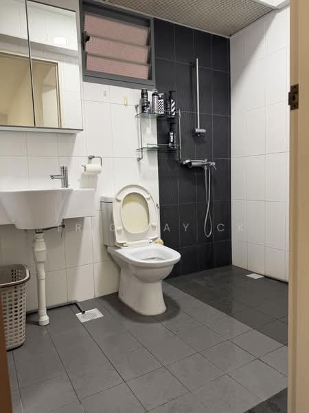 315A Punggol Way, 315A Punggol Way, 3 Bedrooms, 1,216 sqft, HDB Flat For Sale, by Eric Tay CK, 500184581 - Bathroom - PropertyGuru.com.sg