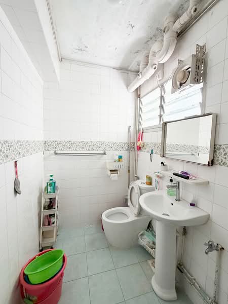 180 Pasir Ris Street 11, 180 Pasir Ris Street 11, 3 Bedrooms, 1,323 sqft, HDB Flat For Sale, by Natalie Lim, 500184588 - Bathroom - PropertyGuru.com.sg