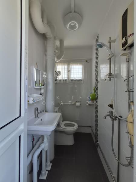 772 Yishun Avenue 3, 772 Yishun Avenue 3, Room Rental, 120 sqft, HDB Flat For Rent, by S K Teo Jonathon, 500184616 - Bathroom - PropertyGuru.com.sg