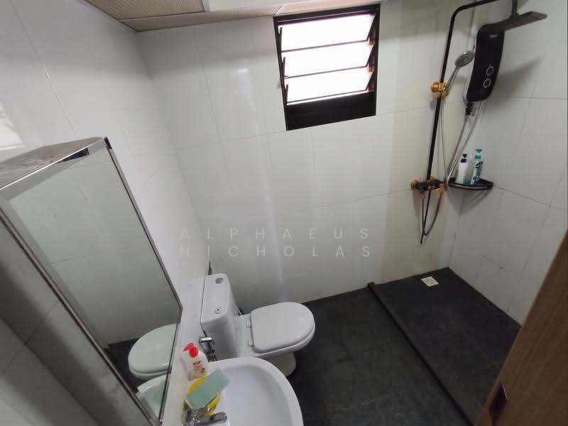 467A Bukit Batok West Avenue 9, 467A Bukit Batok West Avenue 9, Dairy Farm / Bukit Panjang / Choa Chu Kang, 3 Bedrooms, 1,001 sqft, HDB Flat For Sale, by Alphaeus Nicholas, 500184619 - Master Bathroom - PropertyGuru.com.sg