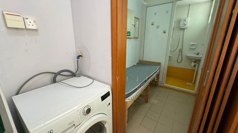 Queens, 16 Stirling Road, 3 Bedrooms, 1,184 sqft, Condominium For Sale, by Han Yijie, 500184629 - Bathroom - PropertyGuru.com.sg