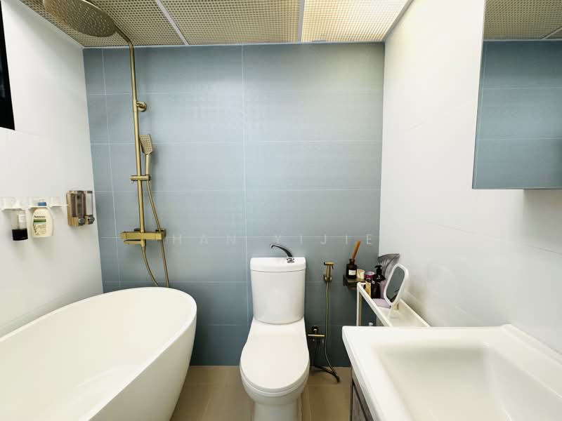 415C Northshore Drive, 415C Northshore Drive, 3 Bedrooms, 1,012 sqft, HDB Flat For Sale, by Han Yijie, 500184640 - Bathroom - PropertyGuru.com.sg