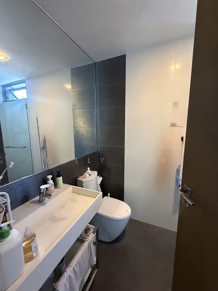 The Trizon, 8 Ridgewood Close, 2 Bedrooms, 1,012 sqft, Condominium For Rent, by Dolly Lian, 500184655 - Common Bathroom - PropertyGuru.com.sg