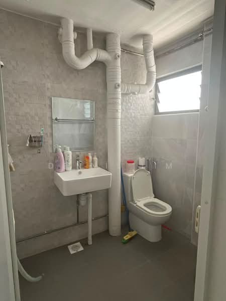 219A Jurong East Street 21, 219A Jurong East Street 21, 3 Bedrooms, 1,270 sqft, HDB Flat For Sale, by Dennis Lim, 500184663 - Bathroom - PropertyGuru.com.sg
