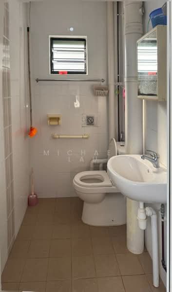 928 Jurong West Street 92, 928 Jurong West Street 92, 3 Bedrooms, 1,119 sqft, HDB Flat For Sale, by Michael Lau, 500184706 - Bathroom - PropertyGuru.com.sg