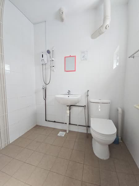 928 Jurong West Street 92, 928 Jurong West Street 92, 3 Bedrooms, 1,119 sqft, HDB Flat For Sale, by Michael Lau, 500184706 - Bathroom - PropertyGuru.com.sg