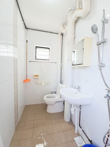 928 Jurong West Street 92, 928 Jurong West Street 92, 3 Bedrooms, 1,119 sqft, HDB Flat For Sale, by Michael Lau, 500184706 - Bathroom - PropertyGuru.com.sg