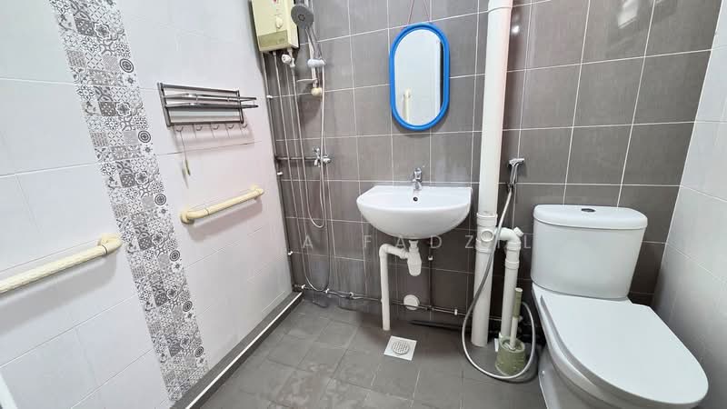 395 Yishun Ring Road, 395 Yishun Ring Road, 3 Bedrooms, 1,119 sqft, HDB Flat For Sale, by Fezra Fadzil, 500184713 - Master Bathroom - PropertyGuru.com.sg