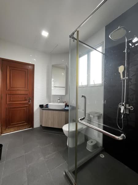Tivoli Gardens Corner Terrace, Tai Keng Gardens, Tai Keng Place, Jalan Kelichap, Upper Paya Lebar Road, Tai Keng Avenue, Tai Keng Terrace, Tai Keng Lane, Jalan Lokam, Lorong Gambir, Lorong Ong Lye, 5 Bedrooms, 2,500 sqft, Corner Terrace For Sale, by Joshua Lim, 500184730 - Bathroom - PropertyGuru.com.sg