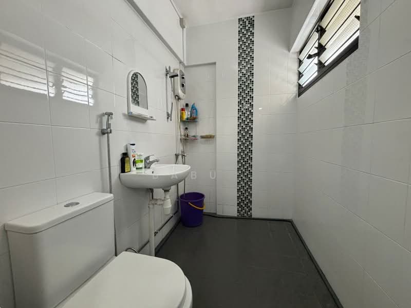 433 Jurong West Street 42, 433 Jurong West Street 42, 3 Bedrooms, 1,117 sqft, HDB Flat For Sale, by Babu ., 500184749 - Bathroom - PropertyGuru.com.sg