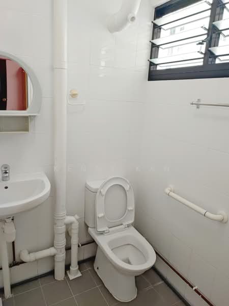 307 Serangoon Avenue 2, 307 Serangoon Avenue 2, Room Rental, 120 sqft, HDB Flat For Rent, by Kenny Kan, 500184807 - Bathroom - PropertyGuru.com.sg