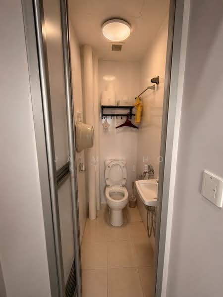 Oasis @ Elias, 60 - 72 Elias Road, 4 Bedrooms, 1,432 sqft, Condominium For Sale, by Jaimie Ho Kit Mie, 500184843 - 3rd Bathroom (Helper's) - PropertyGuru.com.sg