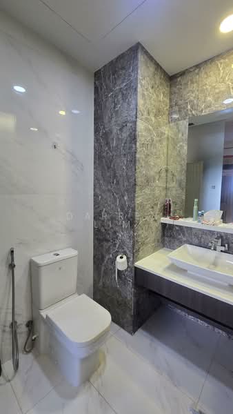 The Hillier, 2 Hillview Rise, 2 Bedrooms, 807 sqft, Condominium For Rent, by Darren Lim, 500184883 - Bathroom - PropertyGuru.com.sg