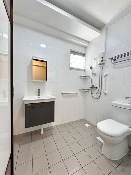 676C Yishun Ring Road, 676C Yishun Ring Road, 3 Bedrooms, 1,216 sqft, HDB Flat For Sale, by Ainsley Chong, 500184956 - Bathroom - PropertyGuru.com.sg